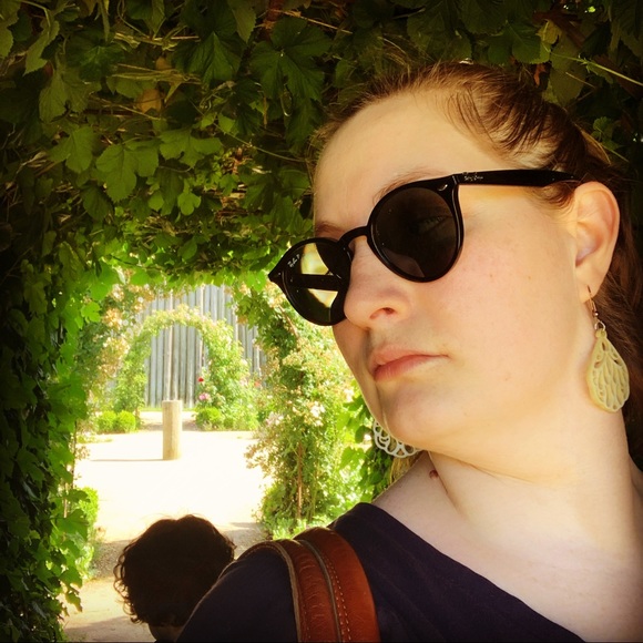 Meet your Posher, Juliana - Picture 1 of 1
